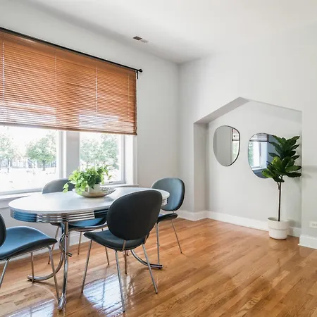 Urban 2br Apt, Near Downtown Chicago!