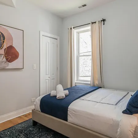 Apartment Urban 2br Apt, Near Downtown Chicago!