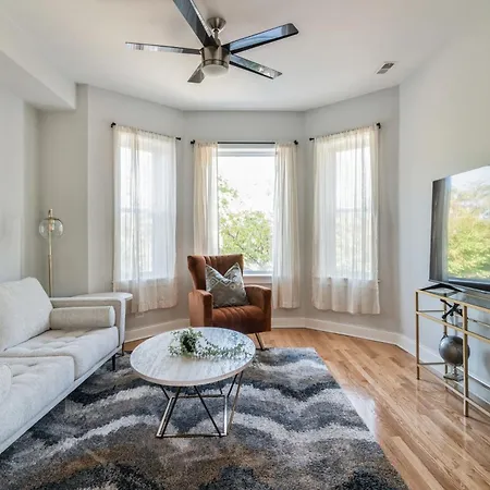 Urban 2br Apt, Near Downtown Chicago! Chicago