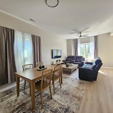 Chic Loft In The Southport Corridor *