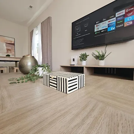 Chic Loft In The Southport Corridor *
