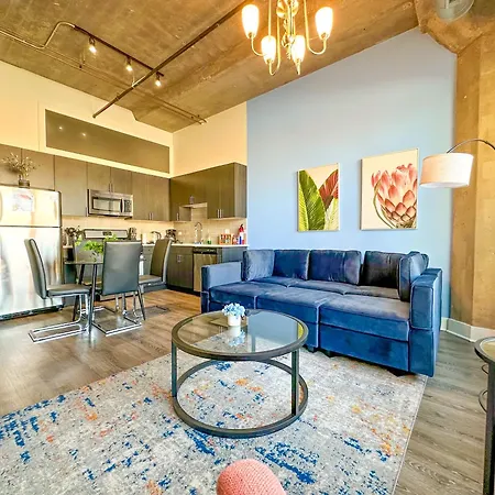 Charming 2br With Skyline View, Optional Parking & Gym Access Near Mccormick Place, Lakefront And Soldier Field Apartment *