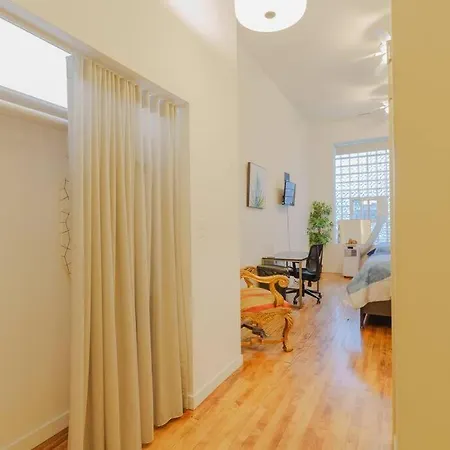 Modern Wicker Park Close To Shops & Dining