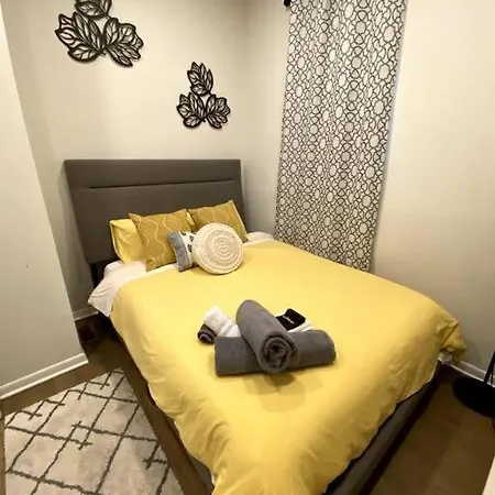 Apartment 2 Bedroom Unit With 1 Garage Parking In Wicker Park *