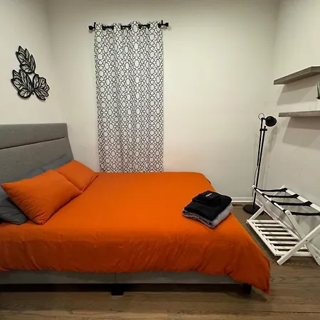 2 Bedroom Unit With 1 Garage Parking In Wicker Park Apartment