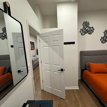 2 Bedroom Unit With 1 Garage Parking In Wicker Park Chicago