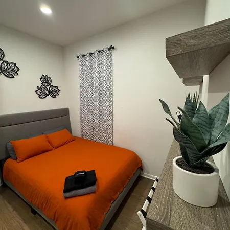 2 Bedroom Unit With 1 Garage Parking In Wicker Park Apartment *