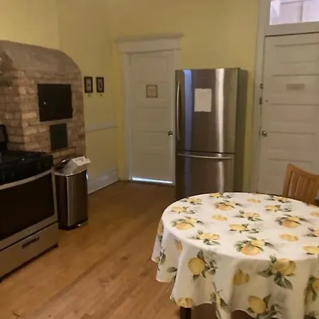 Queen Bed With Private Ensuite Bathroom In Lakeview - 3d Bed & Breakfast