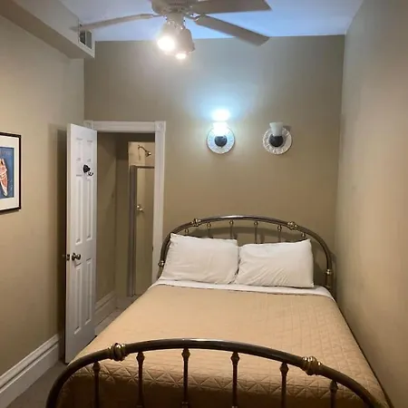 Queen Bed With Private Ensuite Bathroom In Lakeview - 3d Bed & Breakfast Chicago