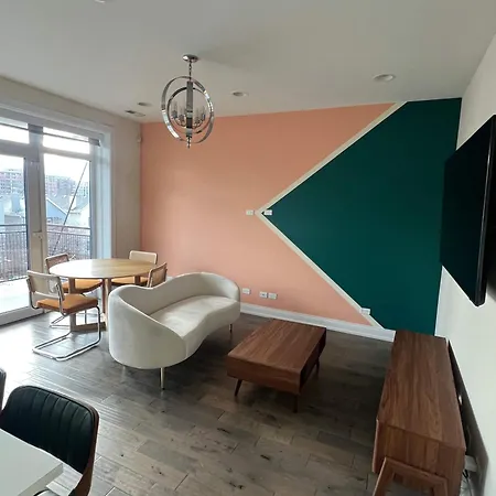 Designer 1 Free Parking Apartment
