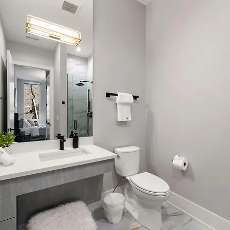 Apartment Chic 2br 2ba With Balcony - River North *