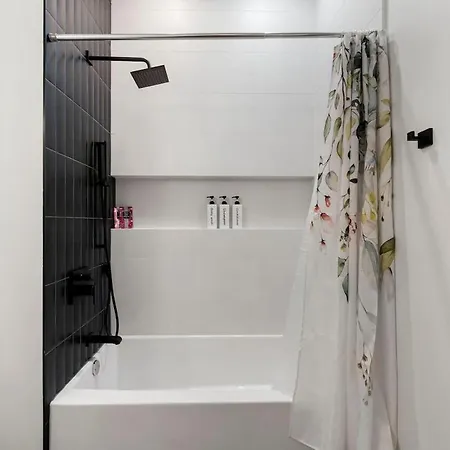 Chic 2br 2ba With Balcony - River North *