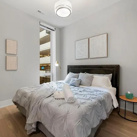 Chic 2br 2ba With Balcony - River North *