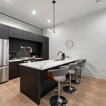 Chic 2br 2ba With Balcony - River North Apartment