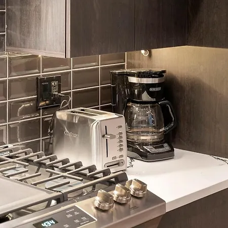 Chic 2br 2ba With Balcony - River North Apartment *