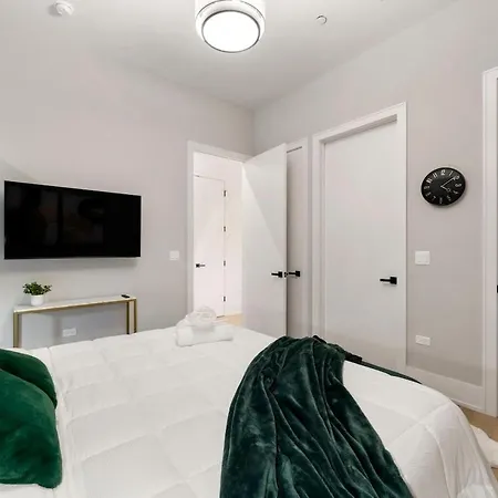Apartment Chic 2br 2ba With Balcony - River North *