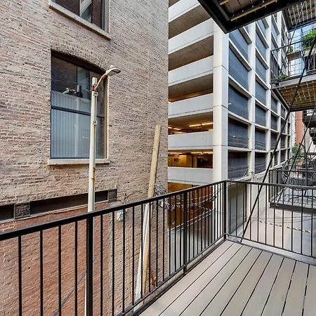 Chic 2br 2ba With Balcony - River North Apartment *