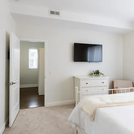 Uptown Bright & Modern - Steps To Lake, Train, Amazing Food & Free Parking