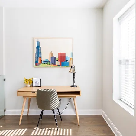 Apartment Uptown Bright & Modern - Steps To Lake, Train, Amazing Food & Free Parking *