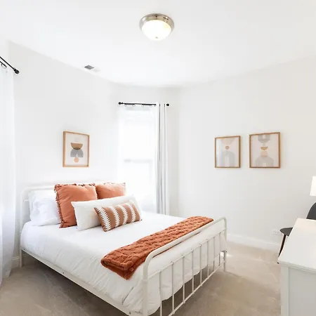 Uptown Bright & Modern - Steps To Lake, Train, Amazing Food & Free Parking Apartment
