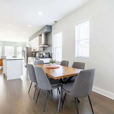 Apartment Uptown Bright & Modern - Steps To Lake, Train, Amazing Food & Free Parking