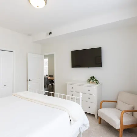 Uptown Bright & Modern - Steps To Lake, Train, Amazing Food & Free Parking Apartment *