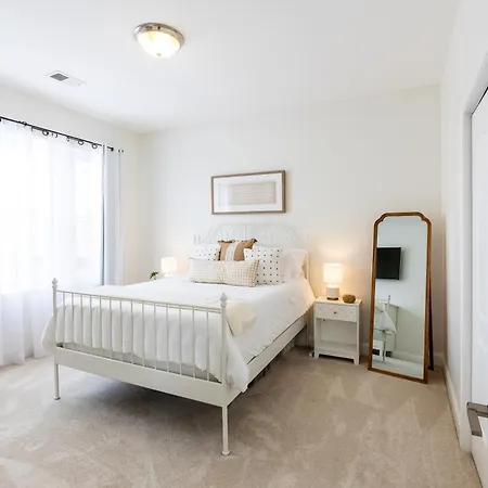 Uptown Bright & Modern - Steps To Lake, Train, Amazing Food & Free Parking Apartment Chicago