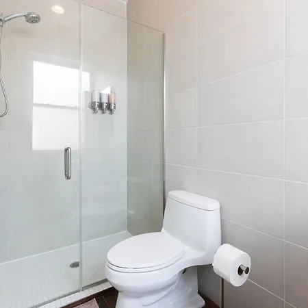 Uptown Bright & Modern - Steps To Lake, Train, Amazing Food & Free Parking