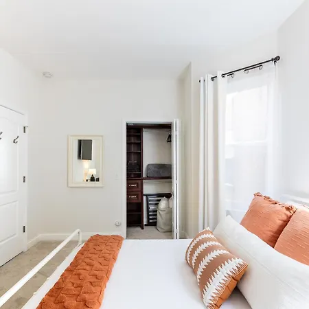 Uptown Bright & Modern - Steps To Lake, Train, Amazing Food & Free Parking