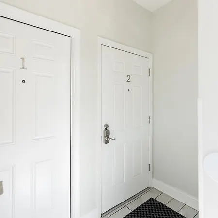Apartment Uptown Bright & Modern - Steps To Lake, Train, Amazing Food & Free Parking *
