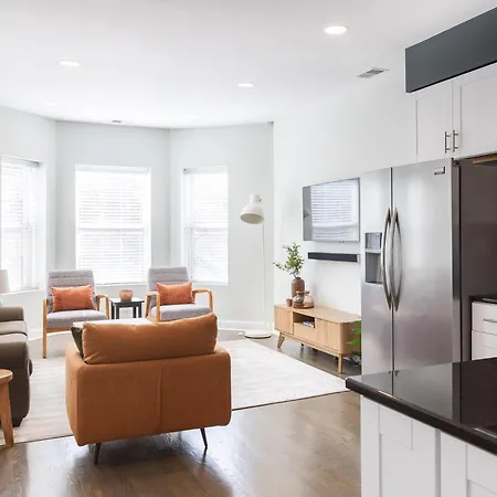 Apartment Uptown Bright & Modern - Steps To Lake, Train, Amazing Food & Free Parking *