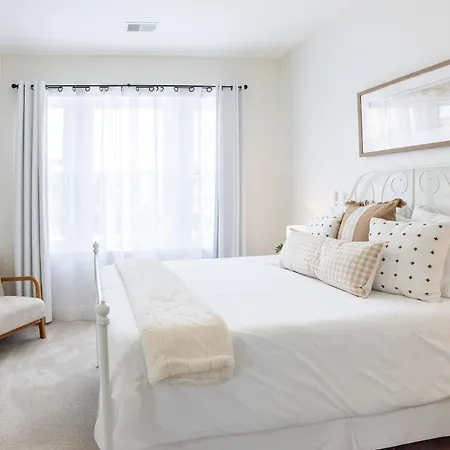 Apartment Uptown Bright & Modern - Steps To Lake, Train, Amazing Food & Free Parking Chicago
