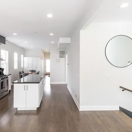 Uptown Bright & Modern - Steps To Lake, Train, Amazing Food & Free Parking *