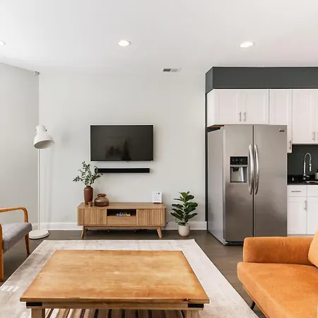 Uptown Bright & Modern - Steps To Lake, Train, Amazing Food & Free Parking *