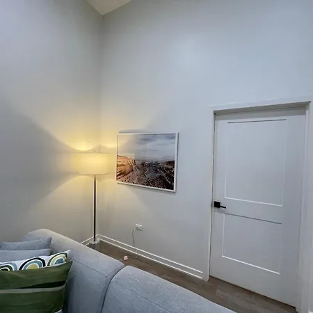 Modern Close To Downtown Apartment *