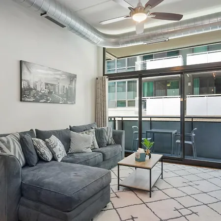 Foodie's Dream! Walk To Amazing Restaurants! Full Kitchen A Balcony For Al Fresco Dining! *