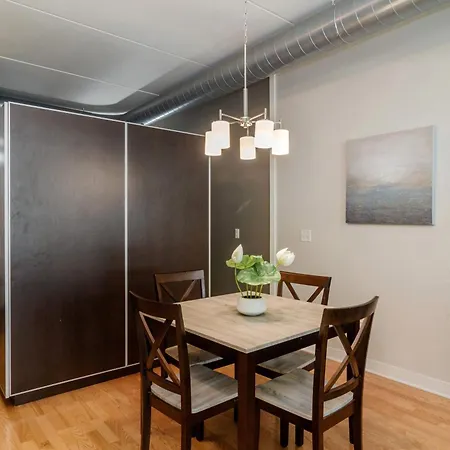 Foodie's Dream! Walk To Amazing Restaurants! Full Kitchen A Balcony For Al Fresco Dining!
