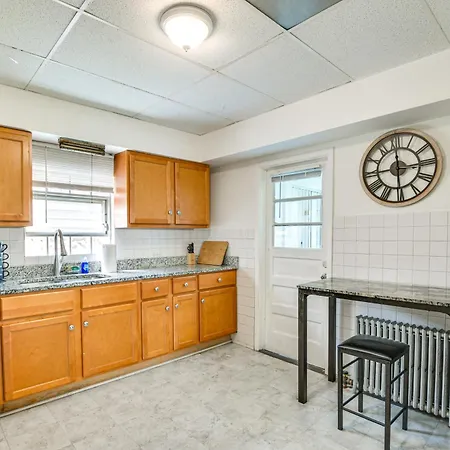 2 Mi To Rainbow Park: South Side Charmer! Apartment