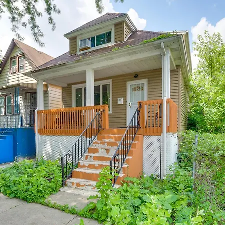 2 Mi To Rainbow Park: South Side Charmer! Apartment Chicago