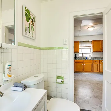 2 Mi To Rainbow Park: South Side Charmer! Apartment Chicago