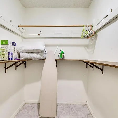 2 Mi To Rainbow Park: South Side Charmer! Apartment