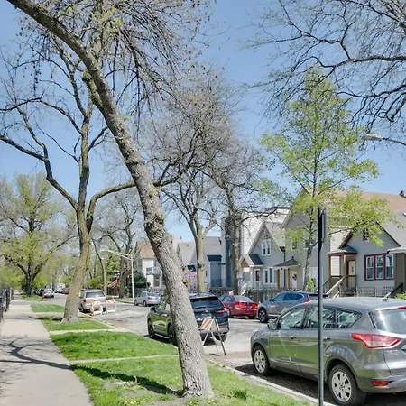 Walk To Logan Square Apartment *