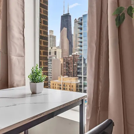 Hancock Lookout|steps To Beach&transit, Chi Views Apartment *