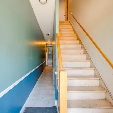 Apartment Walk To Train & Bus: Updated