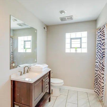 Walk To Train & Bus: Updated Apartment Chicago