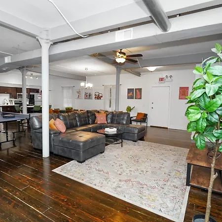Bright South Loop 3br Escape With Pingpong Table And Optional Parking Minutes To Art Institute, Grant Park & Mccormick Place Events Apartment *