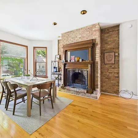 6 Min Walk To Wrigley King Bed And Parking Apartment Chicago