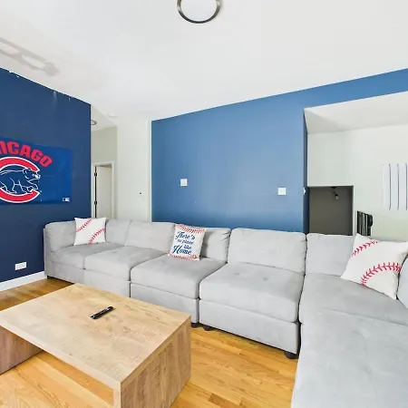6 Min Walk To Wrigley King Bed And Parking Apartment *