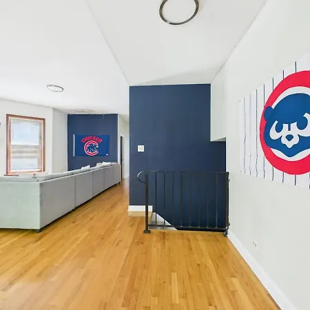 6 Min Walk To Wrigley King Bed And Parking * Chicago