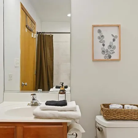 Apartment 1 Free Parking Sleeps 10